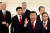 시진핑 중국 국가주석이 23일 중국 공산당 정치국 상무위원들과 인민대회당 기자회견장에 들어서고 있다. 이터=연합뉴스