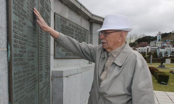 영국군 6·25 참전용사인 제임스 그룬디가 2019년 4월 10일 부산 남구 유엔기념공원을 방문해 영연방 위령탑을 찾아 옛 전우들의 이름을 살펴보고 있다. 송봉근 기자