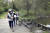 김영선(맨 왼쪽) 생태팀장이 소중 학생기자단과 함께 난지한강공원 생태습지원을 둘러보며 이곳에 사는 정수식물들을 소개했다. 
