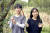 김하원(왼쪽)· 나예현 학생기자가 서울 난지한강공원 생태습지원을 찾아 정수식물과 이들이 형성한 생태계에 대해 알아봤다.