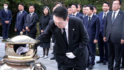 尹, 박정희 전 대통령 서거 43주기 하루 앞두고 묘소 참배