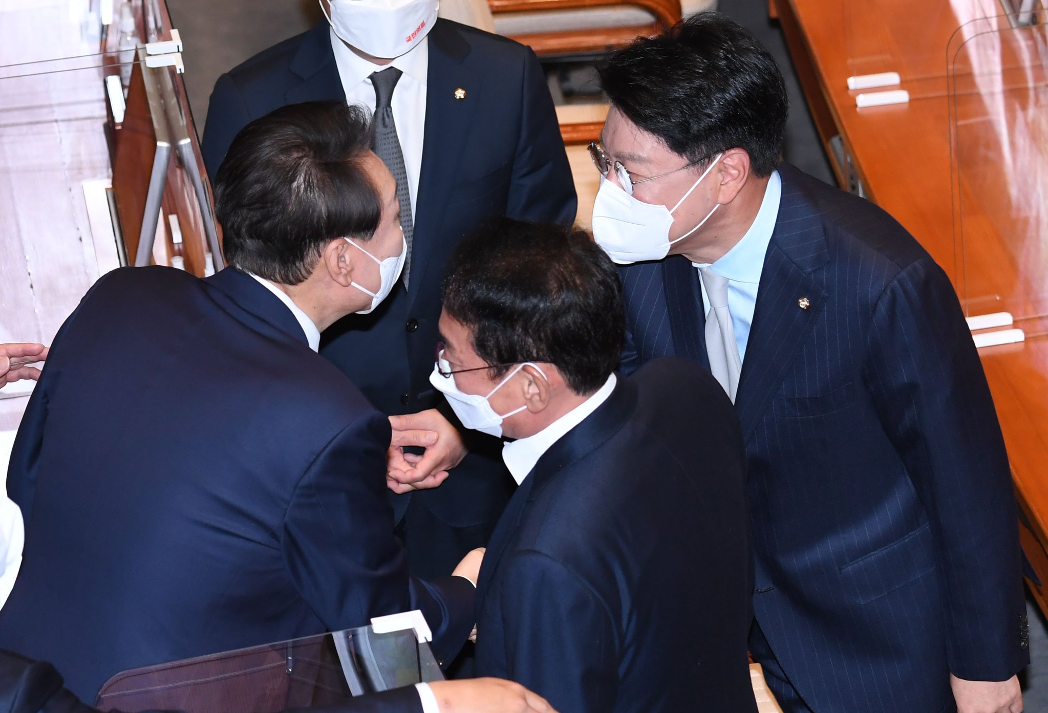 윤석열 대통령이 25일 국회에서 열린 시정연설을 마친 뒤 장제원 국민의힘 의원과 인사를 하고 있다. 장진영 기자