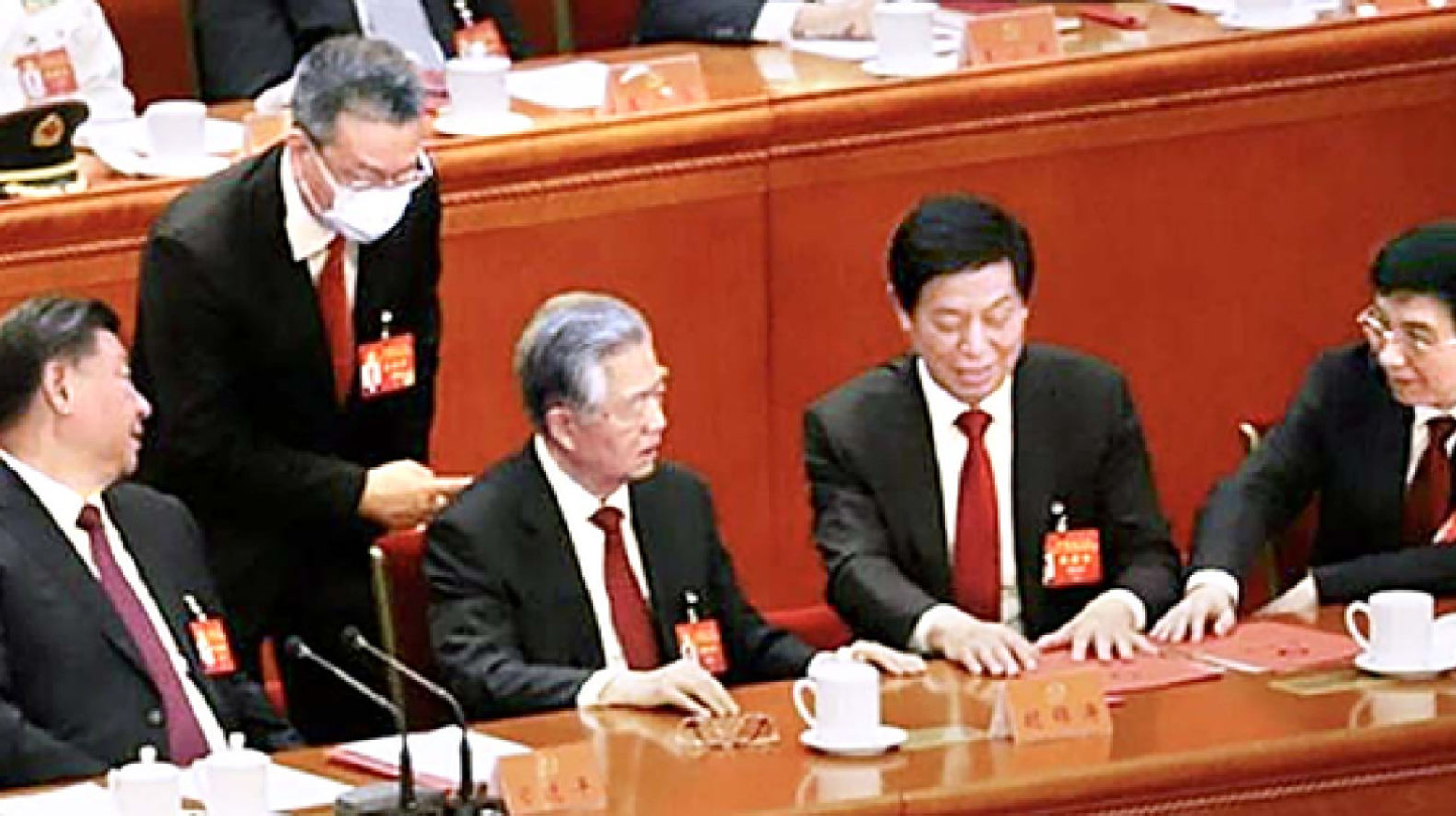 시진핑 눈짓 뒤 수행원 등장…후진타오 퇴장 영상 직전 사진