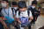 필리핀에서 검거된 국내 최대 성매매 알선 사이트 '밤의 전쟁' 운영자 A씨가 지난 7월 22일 오전 인천국제공항 제2터미널을 통해 강제송환 되고 있는 모습. 연합뉴스