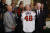 지난달 27일 백악관에 초청된 애틀랜타 브레이브스 선수단으로부터 유니폼을 선물받은 바이든 대통령(가운데). USA투데이=연합뉴스