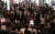 더불어민주당 의원들이 서울 여의도 국회의사장 로텐더홀 계단에서 시정연설을 위해 들어오는 윤석열 대통령을 향해 피켓을 들고 침묵시위를 하고 있다. 장진영 기자