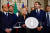 지난 21일 조르자 멜로니 이탈리아형제당 대표(가운데)가 실비오 베를루스코니 전진이탈리아 대표(맨 왼쪽), 마테오 살비니 동맹 대표(오른쪽에서 세번째)와 함께 기자회견을 하고 있다. 로이터=연합뉴스