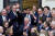 리시 수낵이 24일 총리 확정 후 보수당 의원들의 박수를 받고 있다. 로이터=연합뉴스 
