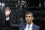 리시 수낵 영국 차기 총리. 사진은 수낵 총리가 25일(현지시간) 영국 런던 다우닝 스트리트에 도착해 손을 흔드는 모습. [AP=뉴시스] 