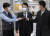 선거에 개입한 혐의로 기소된 강신명 전 경찰청장이 26일 오후 서초동 서울중앙지법에서 열리는 1심 선고공판에 출석하고 있다. 연합뉴스