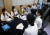 지난 7월 12일 오후 서울 동대문구 콘텐츠인재캠퍼스에서 열린 '2022 서울 직업계고 동문기업 취업박람회'를 찾은 특성화고 학생들이 참여 기업 부스에서 면접을 보고 있다. 연합뉴스