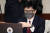 한동훈 법무부 장관이 25일 오전 서울 종로구 세종대로 정부서울청사에서 열린 국무회의에서 자료를 살펴보고 있다. 뉴스1