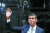 영국의 신임총리 리시 수낵이 25일 총리관저 다우닝 10번지 앞에서 취재진을 향해 손을 흔들고 있다. 연합뉴스