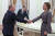 2018년 3월 19일 블라디미르 푸틴 러시아 대통령과 크세니야 소브차크(오른쪽)가 대선 후보자들 간의 만남 자리에서 악수를 하고 있다. AP=연합뉴스