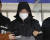 광명 모자 살인 사건 피의자인 남편 A씨(40대 중반)가 26일 오후 경기 광명경찰서에서 나와 시흥경찰서로 이송되고 있다. 뉴스1