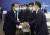 윤석열 대통령이 10월 7일 울산시청에서 열린 제2회 중앙지방협력회의 참석자들과 악수하고 있다.
