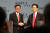 2007년 4월 2일 김현종 통상교섭본부장(오른쪽)과 캐런 바티야 미 무역대표부 부대표가 서울 하얏트호텔에서 열린 한미 FTA 협상 타결 기자회견에서 악수하고 있다. 중앙포토
