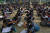인도 여고생들이 지난 5월 타밀나두주 첸나이의 한 학교에서 시험 보기 전 공부하고 있다. AFP=연합뉴스 