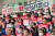 더불어민주당 의원들과 당원들이 26일 오후 국회 본청 앞 계단에서 열린 민생파탄·검찰독재 규탄대회를 하고 있다. 장진영 기자