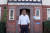 리시 수낵 영국 총리가 지난 8월 24일 잉글랜드 남부의 햄프셔주에 있는 사우샘프턴에서 아버지가 일반의로 일했던 레이먼드 로드 외과병원 앞에 서서 웃고 있다. AFP=연합뉴스 