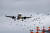 지난 2월 21일 스위스 클로텐 인근 취리히 공항에 터키항공의 에어버스 A321 항공기가 착륙할 때 새 떼가 날아가고 있다. 로이터=연합뉴스