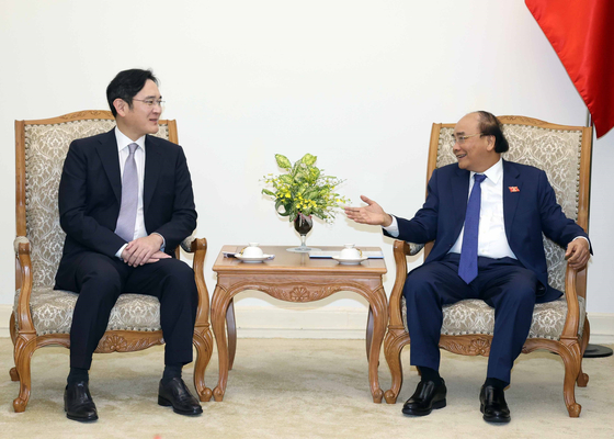 이재용 삼성전자 회장(왼쪽, 당시 부회장)이 2020년 10월 베트남 하노이에서 당시 총리이던 응우옌 쑤언 푹 국가원수를 예방했다. VNA=연합뉴스