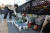 30일 서울 용산구 이태원 참사 사고 인근에 마련된 추모공간에서 시민들이 조화를 내려놓고 있다. 뉴스1