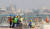 카타르월드컵을 앞두고 도하 시내 환경 개선 사업에 투입된 외국인 노동자들. AFP=연합뉴스