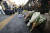 한 중년 남성이 참사 현장 인근에 놓인 추모 꽃다발 앞에 술을 따른 뒤 절을 하고 있다. 김성룡 기자