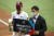 키움 이정후(왼쪽)가 28일 LG와 플레이오프 4차전에서 KBO 허구연 총재로부터 시리즈 MVP를 수상하고 있다. 뉴스1