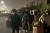 지난 29일 중국 허난성 정저우시 폭스콘 공장에서 노동자들이 집단 탈출하는 모습. AP=연합뉴스
