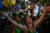 30일(현지시간) 브라질 상파울루에서 한 시민이 룰라 후보의 당선 소식을 접한 뒤 기뻐하고 있다. AFP=연합뉴스