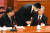 후진타오(오른쪽) 전 중국 국가주석이 시진핑 국가주석의 경호원에 의해 강제로 자리에서 일으켜 세워지고 있다. [AP=연합뉴스]