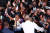 버락 오바마 전 대통령이 28일 조지아주 애틀랜타에서 민주당 후보 지지 연설을 한 뒤 유권자들과 악수하고 있다. 로이터=연합뉴스