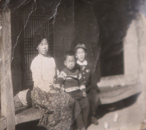 이범석 청주시장(가운데)은 충북 청주시 상당구 미원면 대신리 텃골에서 살았다. 어머니(왼쪽)와 형과 함께 촬영한 사진. 사진 청주시