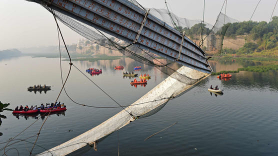 폭 1.2m 다리에 500명이 한꺼번에…인도 다리 붕괴 141명 사망 