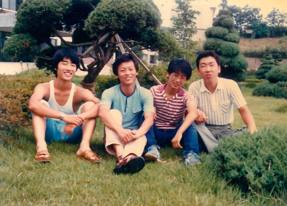 이범석 청주시장(오른쪽)이 청주 신흥고 재학 시절 교정에서 친구들과 앉아 있다. 사진 청주시