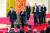 시진핑 국가주석을 필두로 한 중국 신임 최고지도부 7명이 23일 베이징 인민대회당의 기자회견장에 입장하고 있다. 시 주석 뒤로 리창(총리 예상), 자오러지(전인대 상무위원장 예상 등이 따라 들어오고 있다. AFP=연합뉴스
