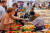 지난 6월 15일 이탈리아 로마의 한 시장에서 여성이 쇼핑을 하고 있는 모습. 로이터=연합뉴스