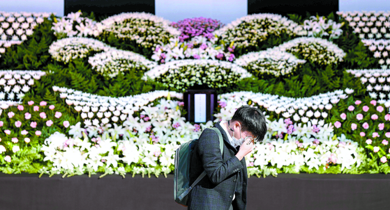 31일 서울 중구 서울광장에 마련된 이태원 참사 사망자를 위한 합동분향소를 찾은 한 시민이 헌화를 마친 뒤 눈물을 흘리고 있다. 뉴스1