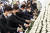 이재명 더불어민주당 대표와 최고위원들이 31일 서울 용산구 녹사평광장에 마련된 이태원 사고 사망자 합동분향소를 찾아 조문한 뒤 헌화하고 있다. 김성룡 기자
