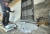 지난 29일 오전 8시 27분 49초 충북 괴산군 북동쪽 11km 지역에서 규모 4.1 지진이 발생했다. 이날 진앙지 인근 마을에서 한 주민이 지진으로 인해 집 벽이 손상됐다며 손으로 가리키고 있다. [연합뉴스]