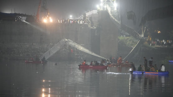 축제 중 인파 몰리자 와르르…印 다리 붕괴로 최소 132명 사망