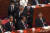 후진타오 전 중국 국가주석이 퇴장하며 자신의 측근인 리커창 총리의 어깨를 격려하듯 치자 리 총리는 위축된 모습을 보였다. [AP=뉴시스]