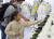 한 외국인 아이가 31일 오후 서울 용산구 녹사평광장에 마련된 '이태원 핼러윈 참사' 사망자 합동분향소에서 조문하고 있다. 뉴시스