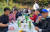 서영석 더불어민주당 의원(부천 정)이 30일 경기 파주시의 한 저수지에서 시도의원들과 족구 후 술자리를 갖고 있다. 뉴스1