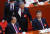 22일 중국공산당 대회 폐막식 도중 후진타오 전 국가주석(가운데)이 자리에서 일어나고 있다. 시진핑 주석 지시로 퇴장당한 것이란 분석이 유력하다. AP=연합뉴스