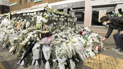 [포토타임]'핼러윈 참사' 슬픈 표정으로 이태원 찾은 시민들... 