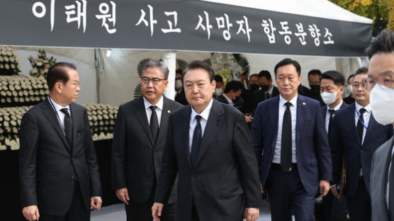 尹대통령 "슬픔 가눌 길 없어"...국무위원들과 이태원 분향소 방문