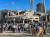 폭탄 테러로 폐허가 된 건물 주위로 사람들이 모여들고 있다. 지난달 30일 소말리아 모가디슈의 모습이다. 로이터=연합뉴스